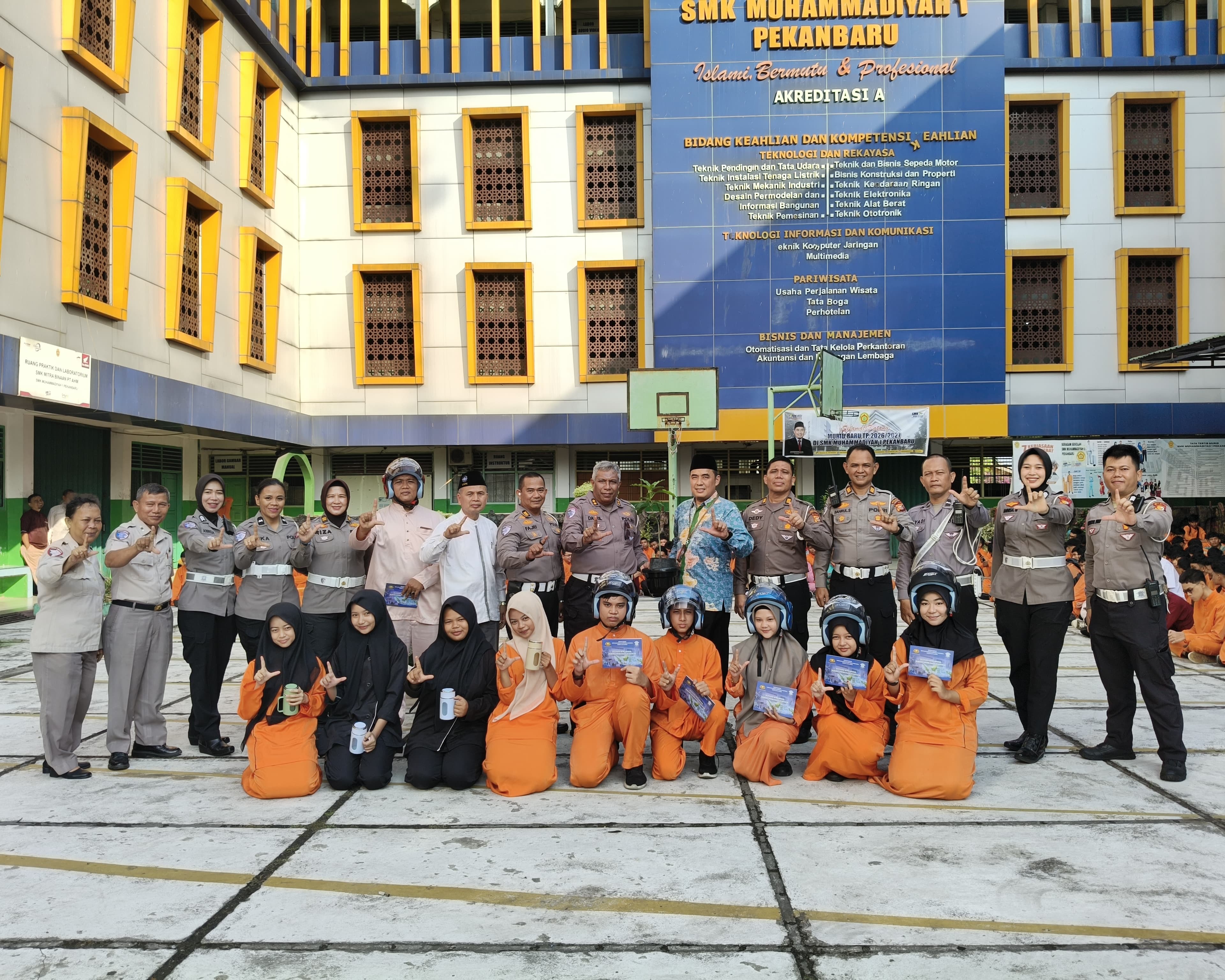 Police Go To School, Ditlantas Polda Riau Tanamkan Budaya Tertib Berlalu Lintas Dan Green Policing Kepada Pelajar