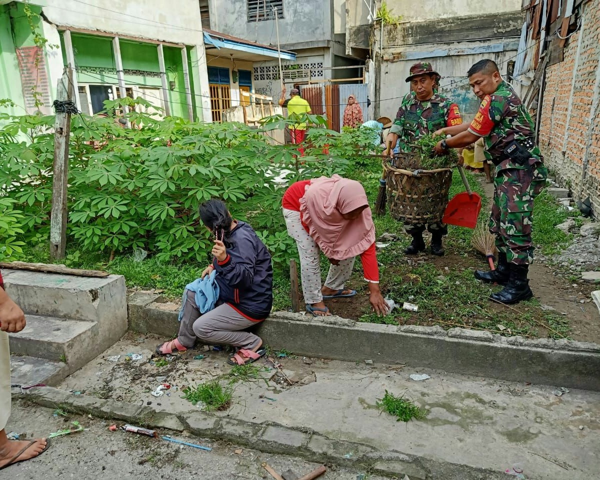 Babinsa Koramil 02/Kota Kodim 0301/Pekanbaru dan Warga Lakukan Gotong Royong Bersama