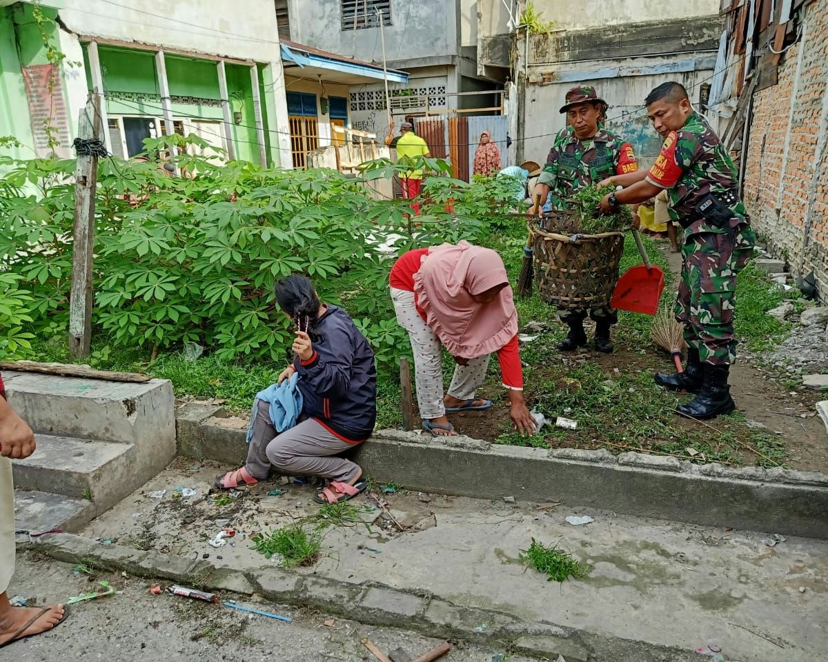 Babinsa Koramil 02/Kota Kodim 0301/Pekanbaru dan Warga Lakukan Gotong Royong Bersama