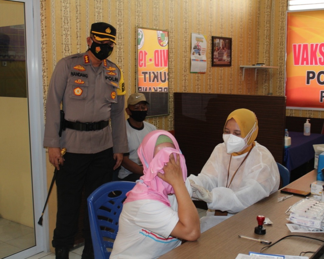Kapolresta Pekanbaru Kunjungi Pelaksanaan Vaksinasi Covid-19 Massal di Wilayah Hukum Polsek Bukit Raya