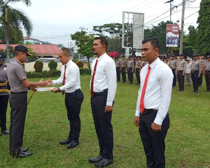 Enam Anggota Berprestasi dan Berdedikasi Tinggi, Terima Penghargaan dari Kapolres Kampar