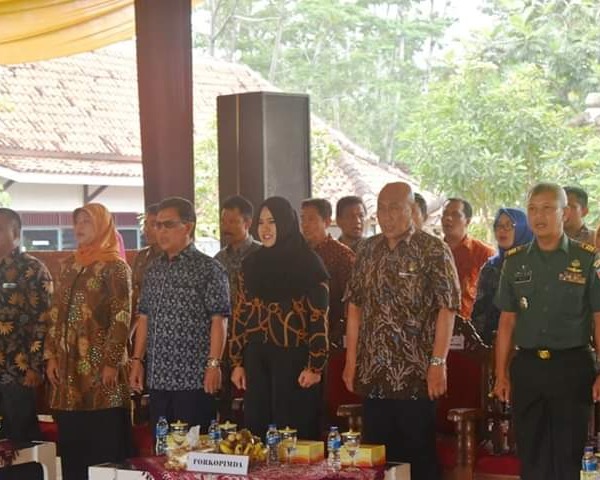 KPU Melantik 100 Anggota PPK, Berikut Pesan Bupati Kendal