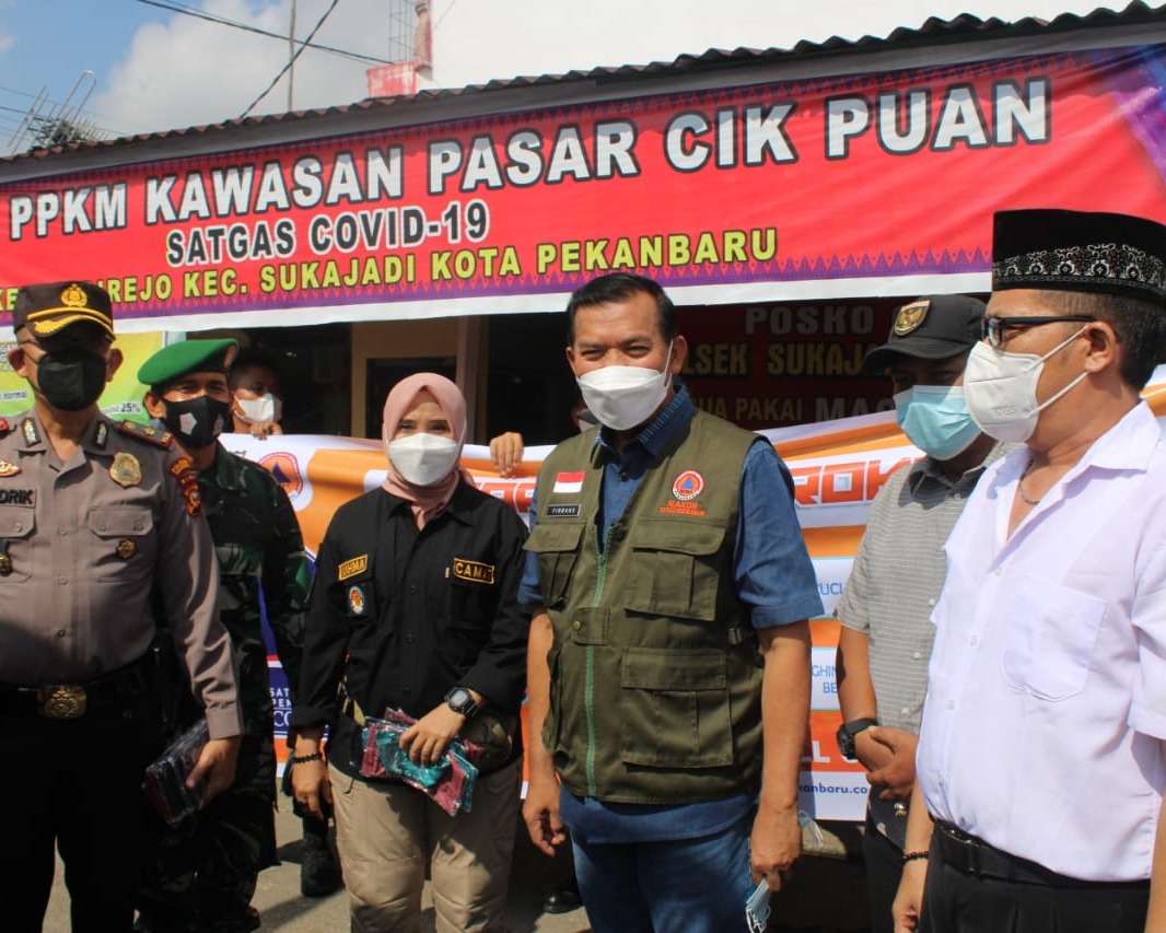 Ajak Disiplin Prokes, Kodim 0301/PBR Bersama Forkompimda Bagikan Masker Gratis di 2 Pasar