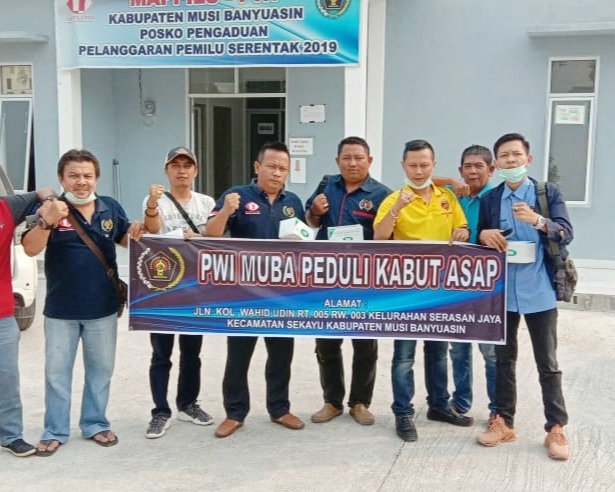 Kabut Asap Makin Pekat di Muba, PWI Peduli Bagikan Masker