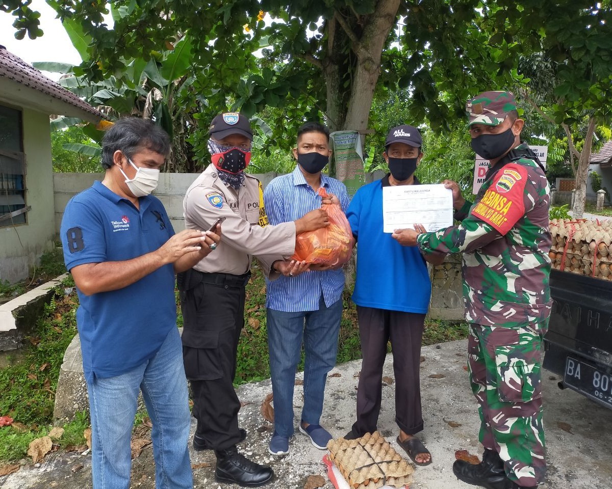 Babinsa Kodim 0301/Pekanbaru Membagikan Paket Sembako Dari Dinas Sosial di Kelurahan Sidomulyo Barat