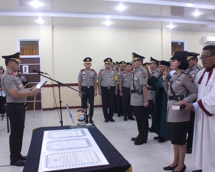 Kapolda Pimpin Upacara Serah Terima Jabatan dan Kenal Pamit Karo SDM dan Kabid Keuangan Polda Riau