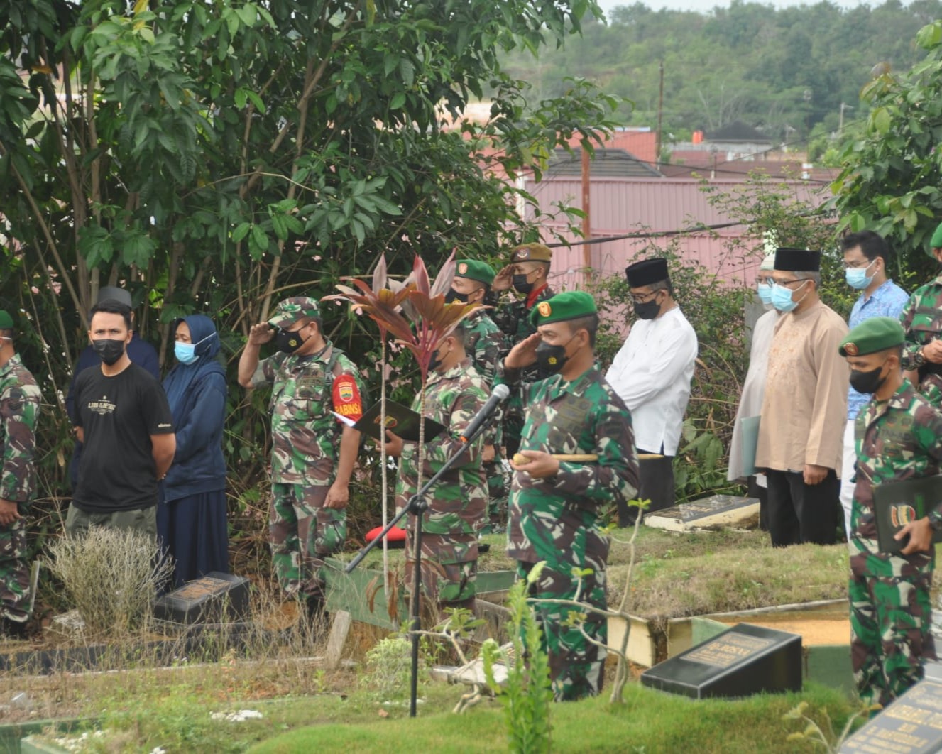Dandim 0301/PBR Pimpin Upacara Persemayaman Dan Pemakaman Almarhum Mayor Cpl (Purn) Riyandi Zulfan