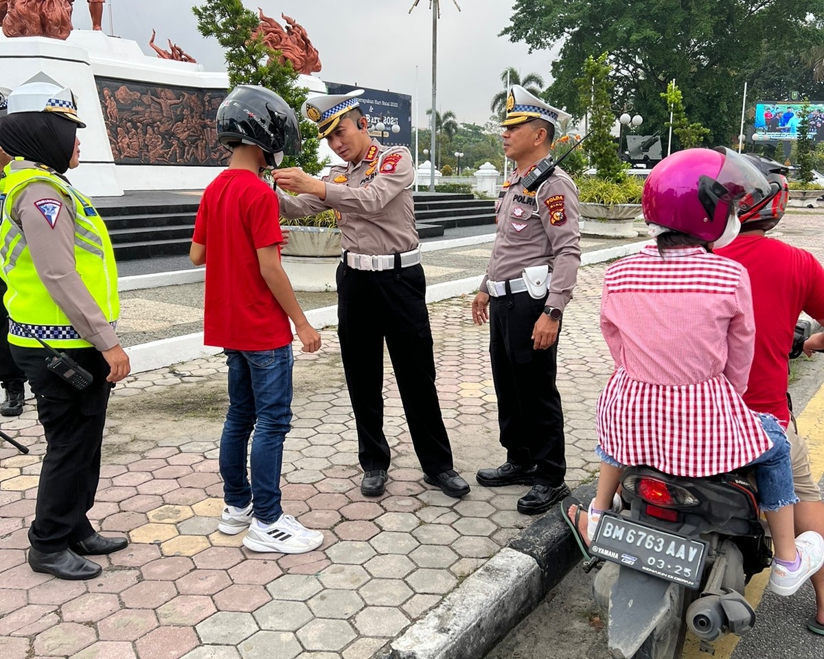 Dirlantas Polda Riau Bagikan Helm Gratis dan Ajak Pengendara Jadi Pelopor Keselamatan