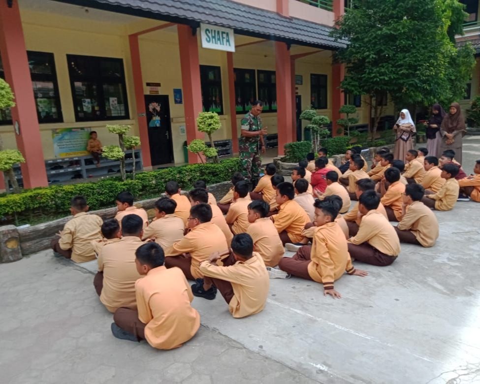 Babinsa Kodim 0301/Pekanbaru Memberikan Materi PBB dan Wawasan Kebangsaan Kepada Pelajar Sekolah