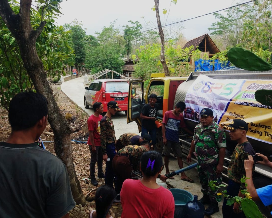 SMK Bina Utama, Team GPS dan Yayasan Ciptaku Semarang Gelar Baksos Bantuan Air Bersih