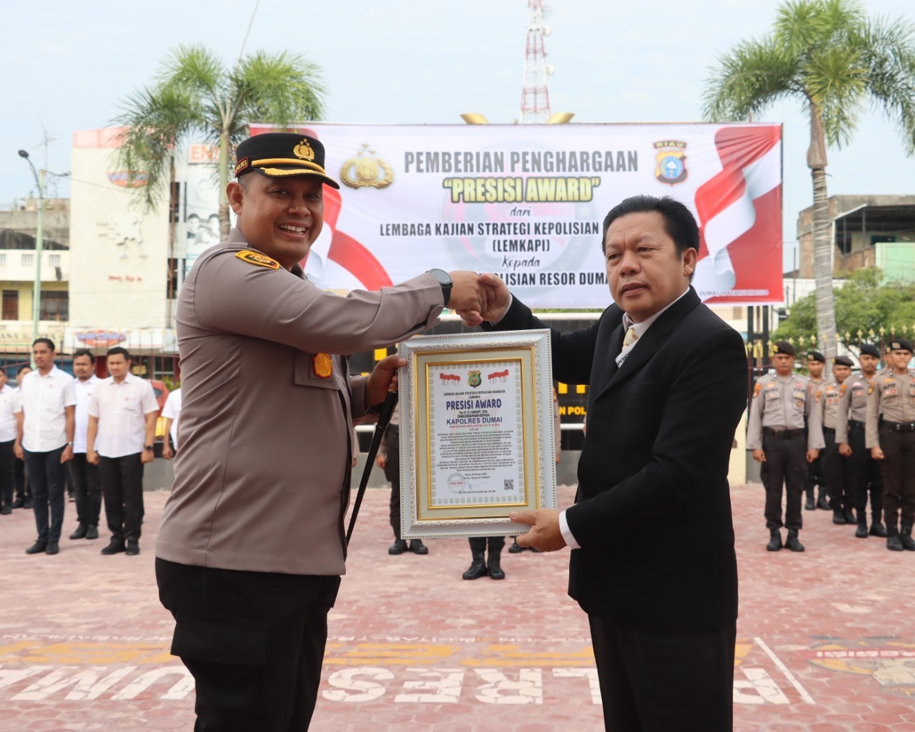 Lemkapi Berikan Penghargaan Presisi Award Kepada Kapolres Dumai