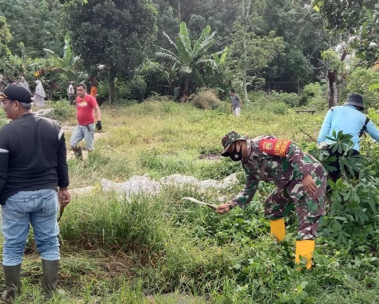 Babinsa Kodim 0301/PBR Bersama Warga Kelurahan Perhentian Marpoyan Laksanakan Kerja Bhakti Pembersihan TPU