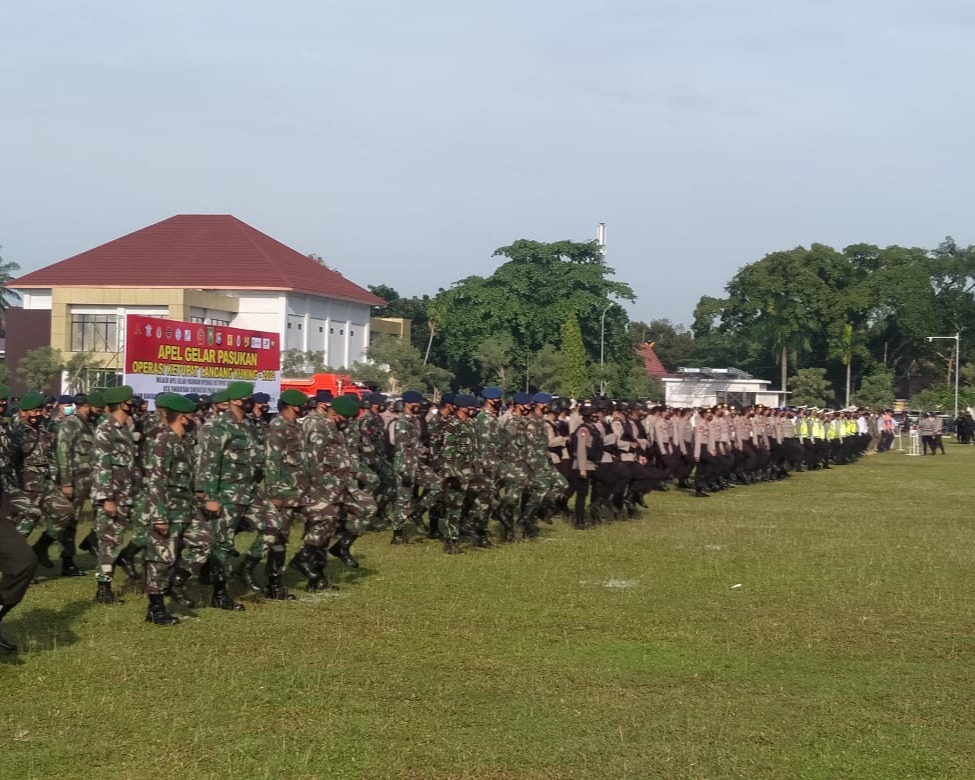 Personil Kodim 0301/PBR Ikut Laksanakan Apel Gelar Pasukan Operasi Ketupat Lancang Kuning 2021 di Halaman Mapolda Riau