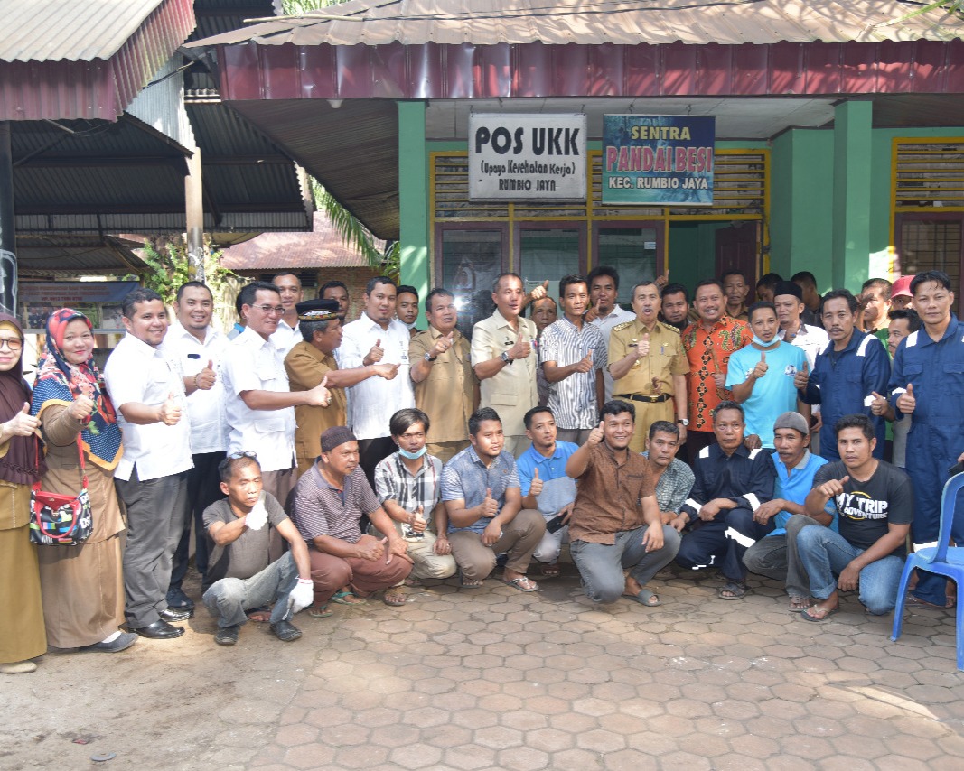 Sentral Industri Kecil dan Menengah Pandai Besi Rumbio Jaya Steel Naik Kelas