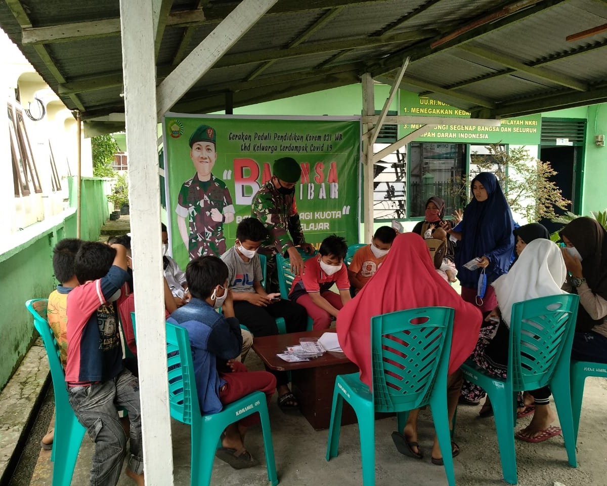 Personil Kodim 0301/PBR Memberikan Pelayanan Fasilitas Internet WIFI Gratis Bagi Siswa Kurang Mampu