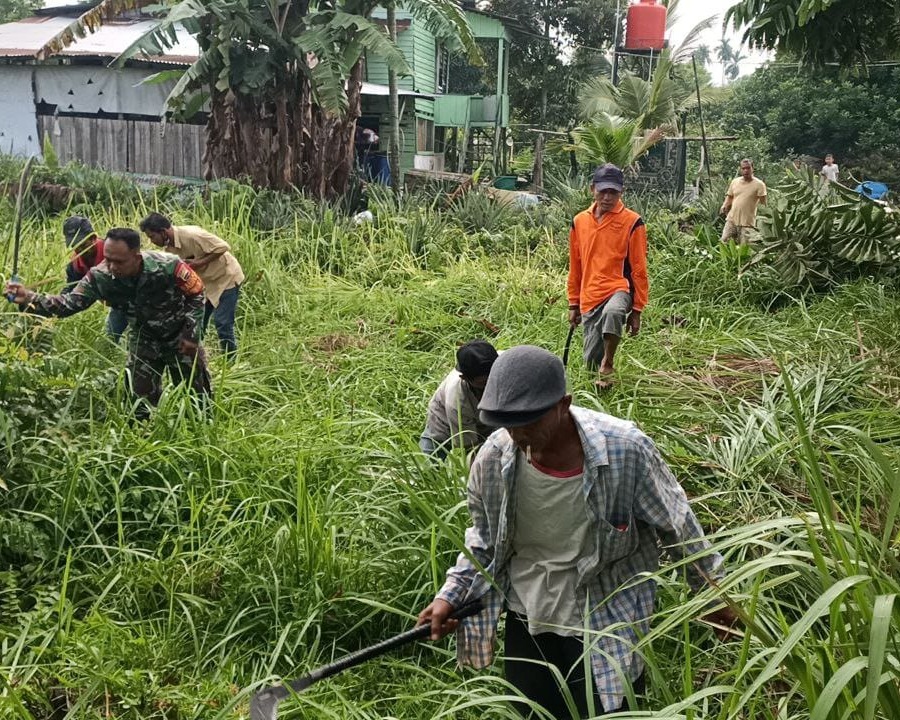 Bersama Warga Babinsa Kodim 0301/PBR Laksanakan Gotong Royong Pembuatan Jalan Baru