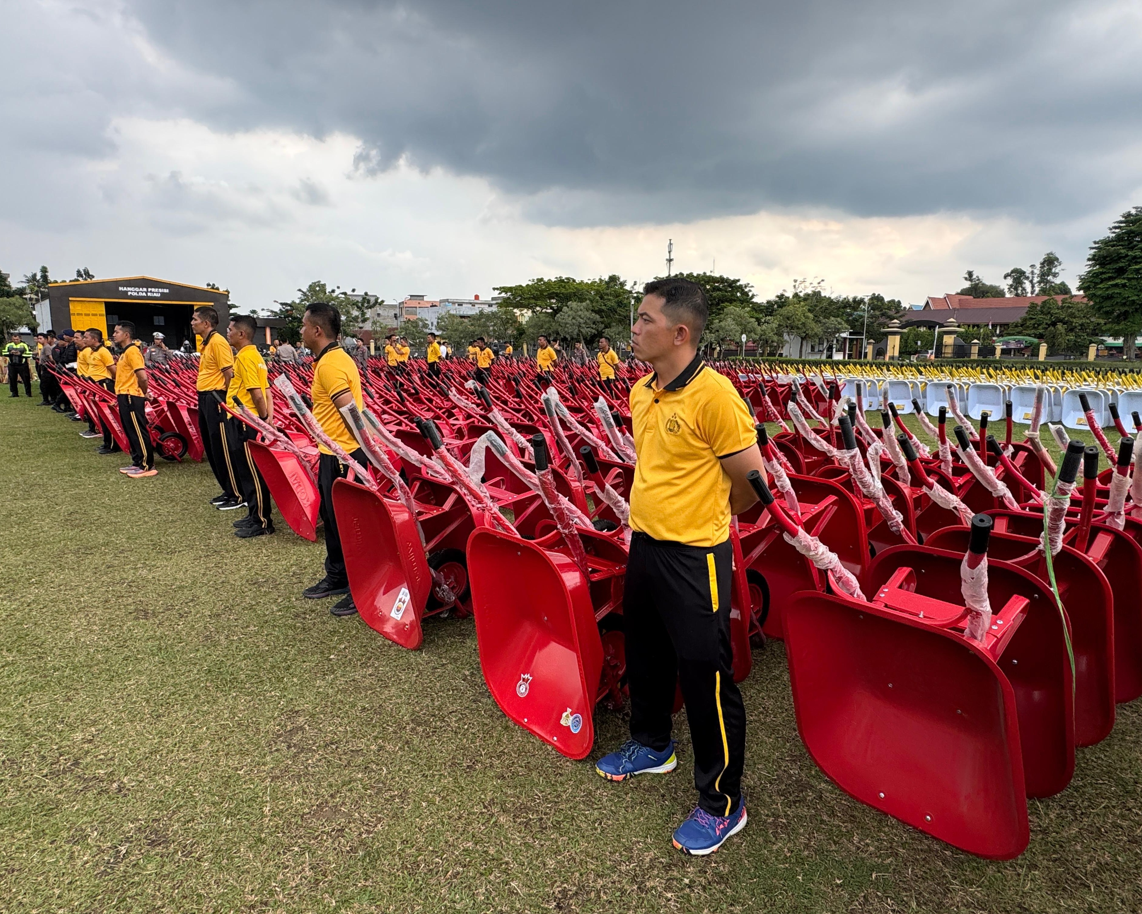 Polda Riau Kirim Bantuan Gelombang Ke-4 Untuk Penanganan Bencana Di Sumatera, 3.459 Alat Kerja dikirim Ke Aceh Dan Sumbar