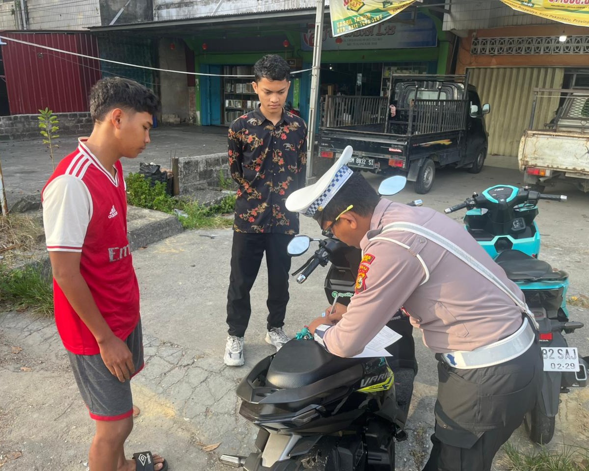 Satgas Gakkum Polres Siak Tindak Pelanggar Lalu Lintas Di Perawang, Dukung Kelancaran Operasi Patuh LK 2025