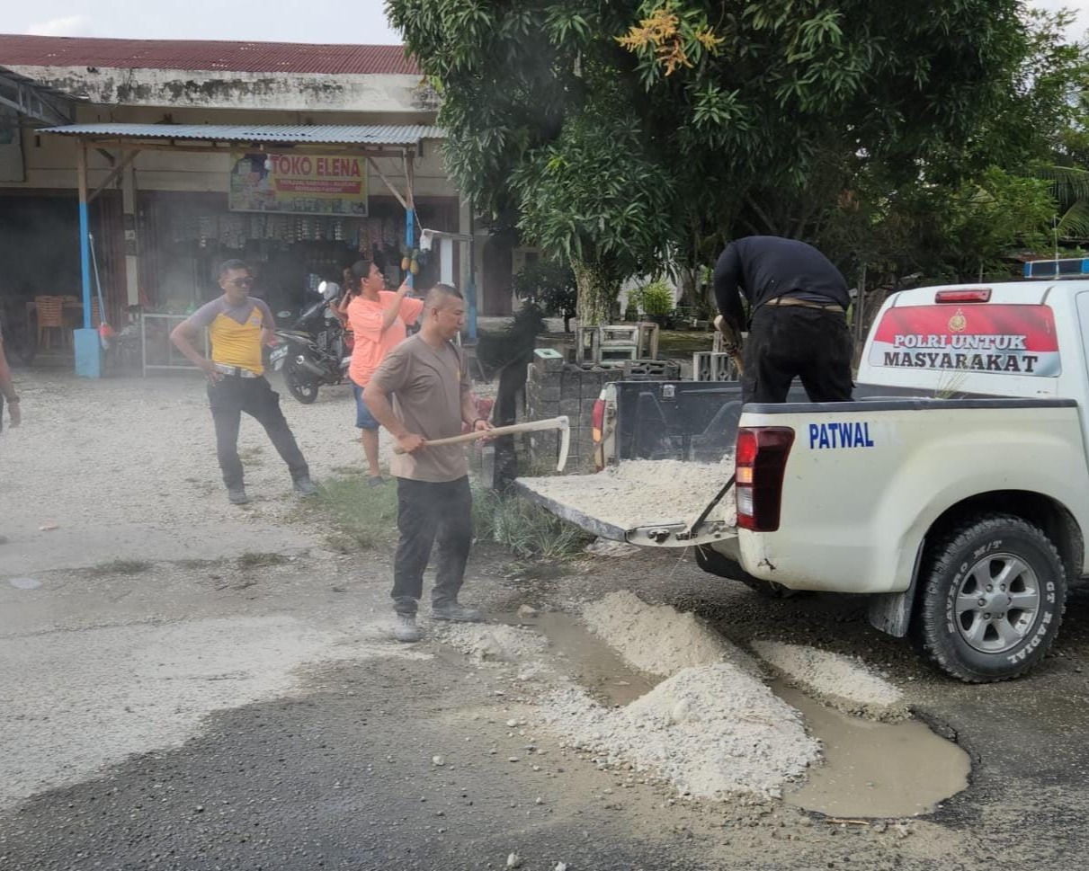 Cegah Laka Lantas, Satlantas Polres Siak Timbun Jalan Berlubang di Tualang