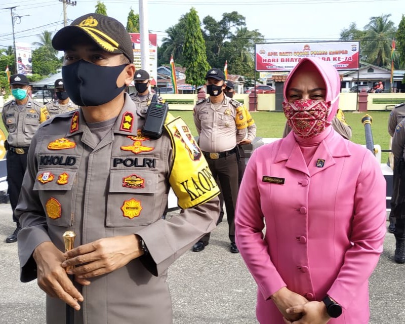 Anggota Bhabinkamtibmas di Polres Kampar Terima Face Shield dan Sarung Tangan Dari Ketua Bhayangkari Riau