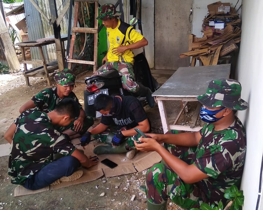 Sambil Istirahat, Inilah Cara Personil Satgas TMMD Ke-108 Kodim 0301/PBR Menghilangkan Lelah Dilokasi Sasaran 8