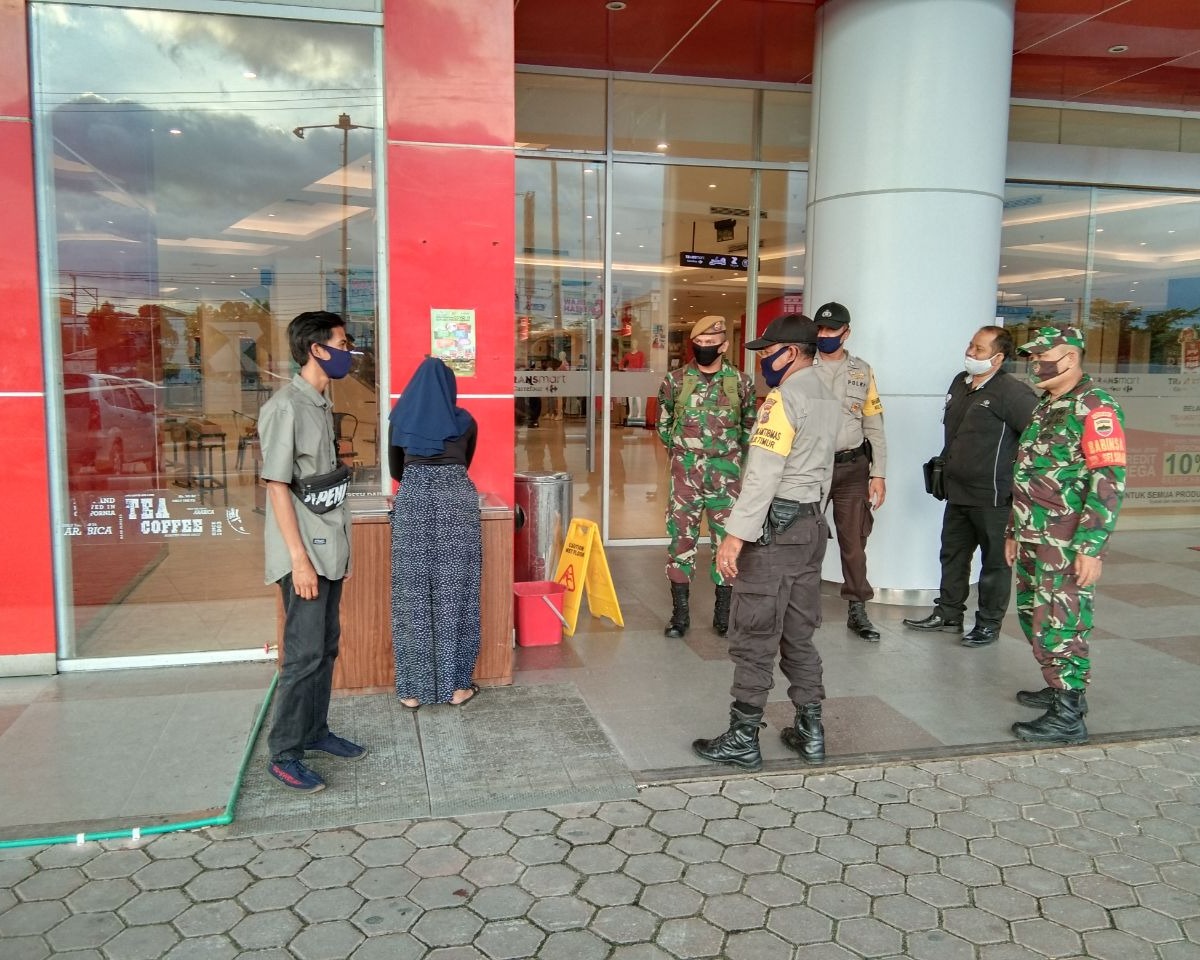 Babinsa Kodim 0301/PBR Bersama Bhabinkamtibmas Laksanakan Himbauan Protokol Kesehatan di Pusat Pembelanjaan