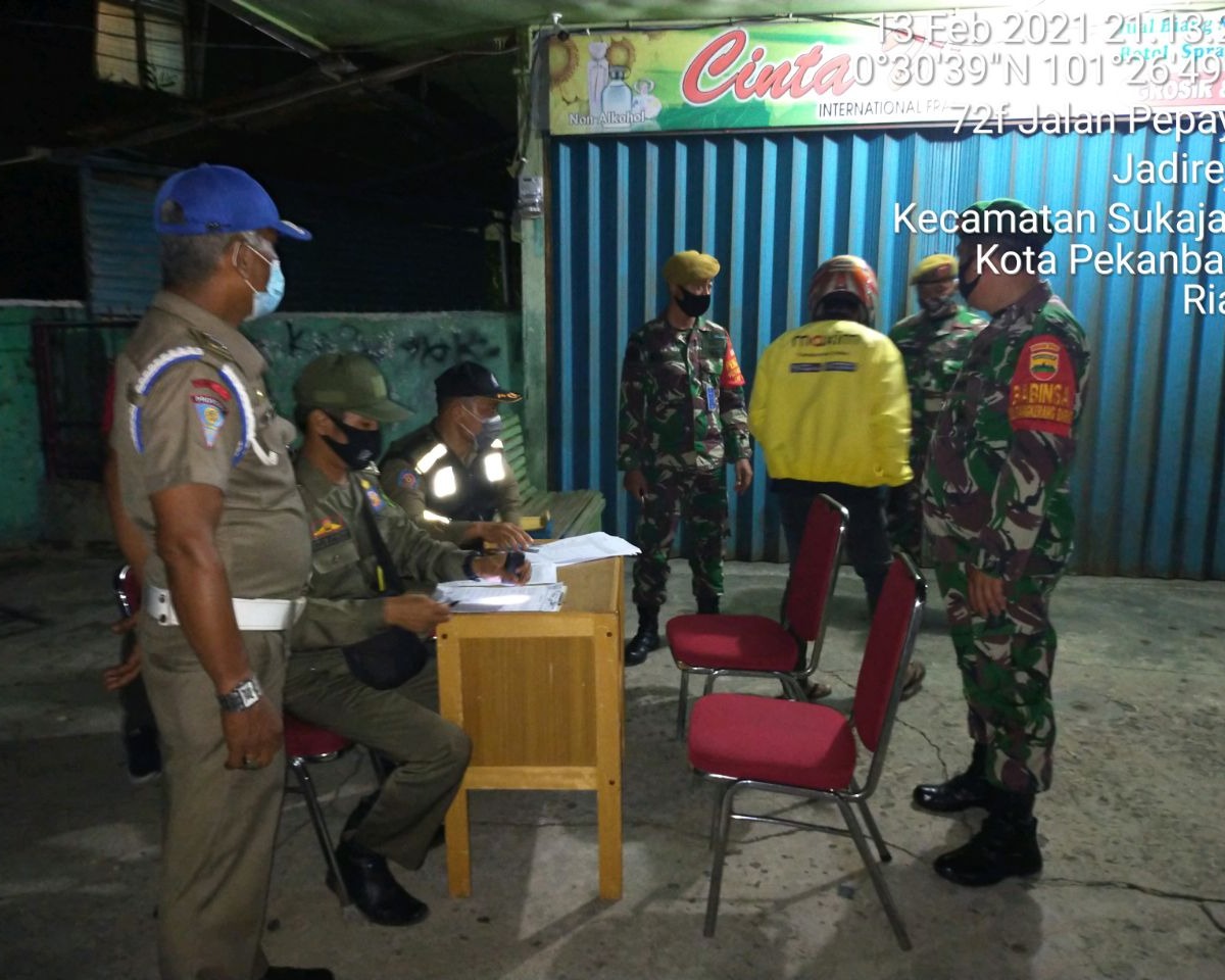 Personil Kodim 0301/PBR Gelar Razia Gabungan Masker di Tempat Keramaian