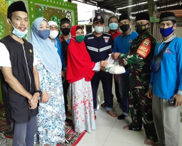 Dalam Bulan Suci Ramadhan 1442 H, Babinsa Kodim 0301/PBR Bersama Lurah Sialang Munggu dan LPM Berbagi Takjil, Sembako, Nasi Kotak di Masjid Nurul Jannah