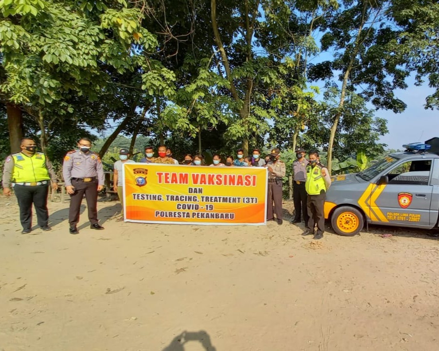 Lagi, Kapolsek Lima Puluh Bersama Personil Bantu Transportasi Warga Yang Tinggal di Daerah Pelosok Untuk Vaksin