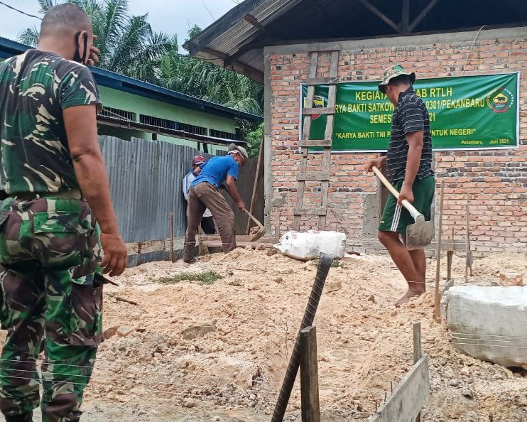 Personil Kodim 0301/PBR Laksanakan Karya Bakti Progam RTLH Semester I TA 2021 di Kelurahan Tampan