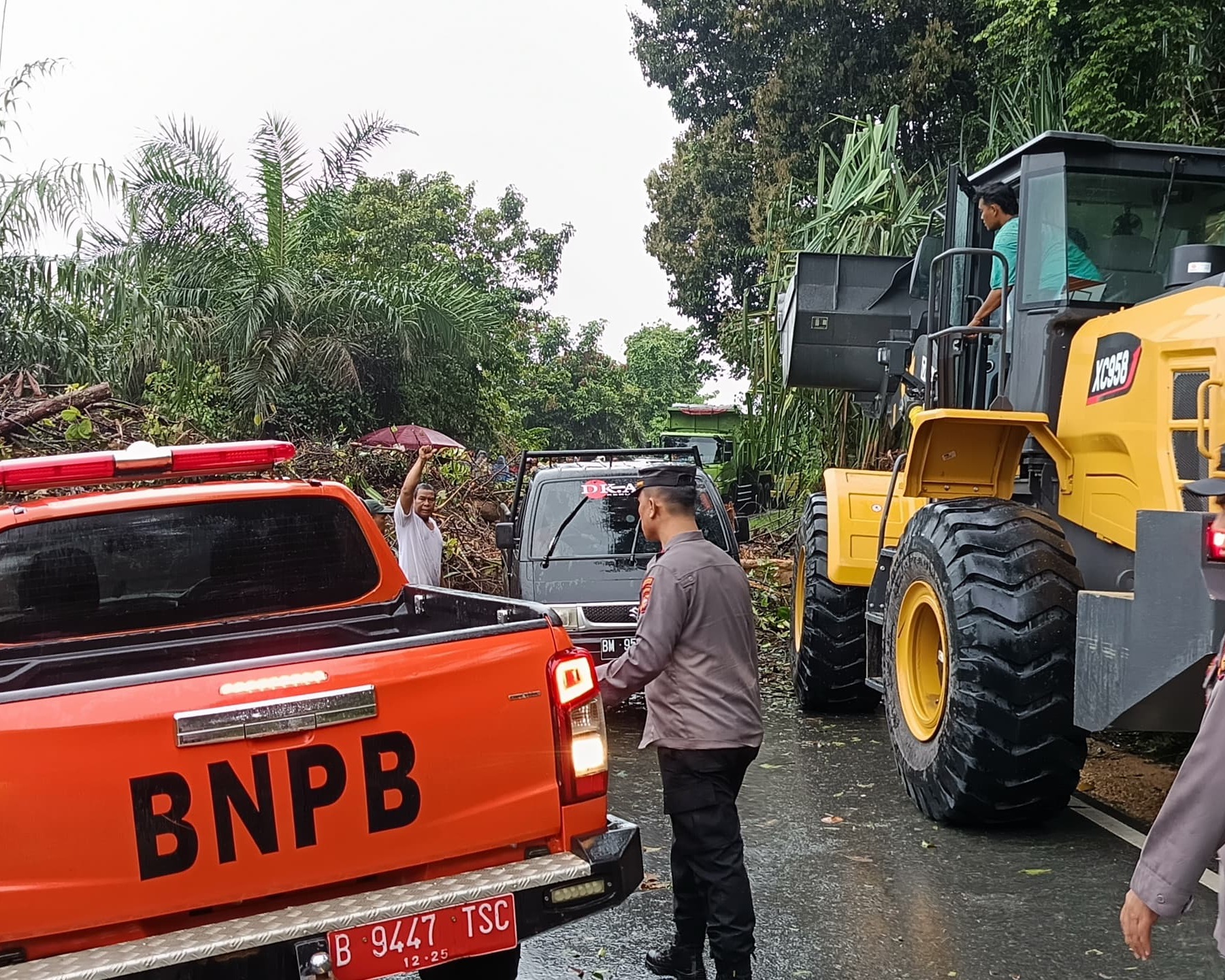 Gerak Cepat Ditlantas Polda Riau Tangani Longsor di Jalan Lintas Taluk Kuantan - Pekanbaru