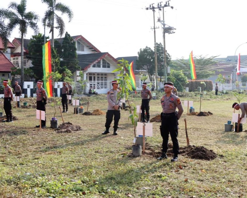 Kapolresta Pekanbaru Dan Polsek Jajaran Laksanakan Penanaman Ribuan Bibit Pohon Dalam Rangka HUT RI Ke-78, 'Polri Lestarikan Negeri, Penghijauan Sejak Dini'