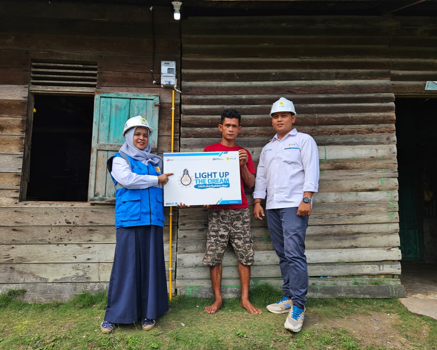Hari Listrik Nasional Ke-78, PLN Lakukan Penyalaan Serentak Program Light Up The Dream Kepada 56 Keluarga Kurang Mampu di Riau dan Kepulauan Riau