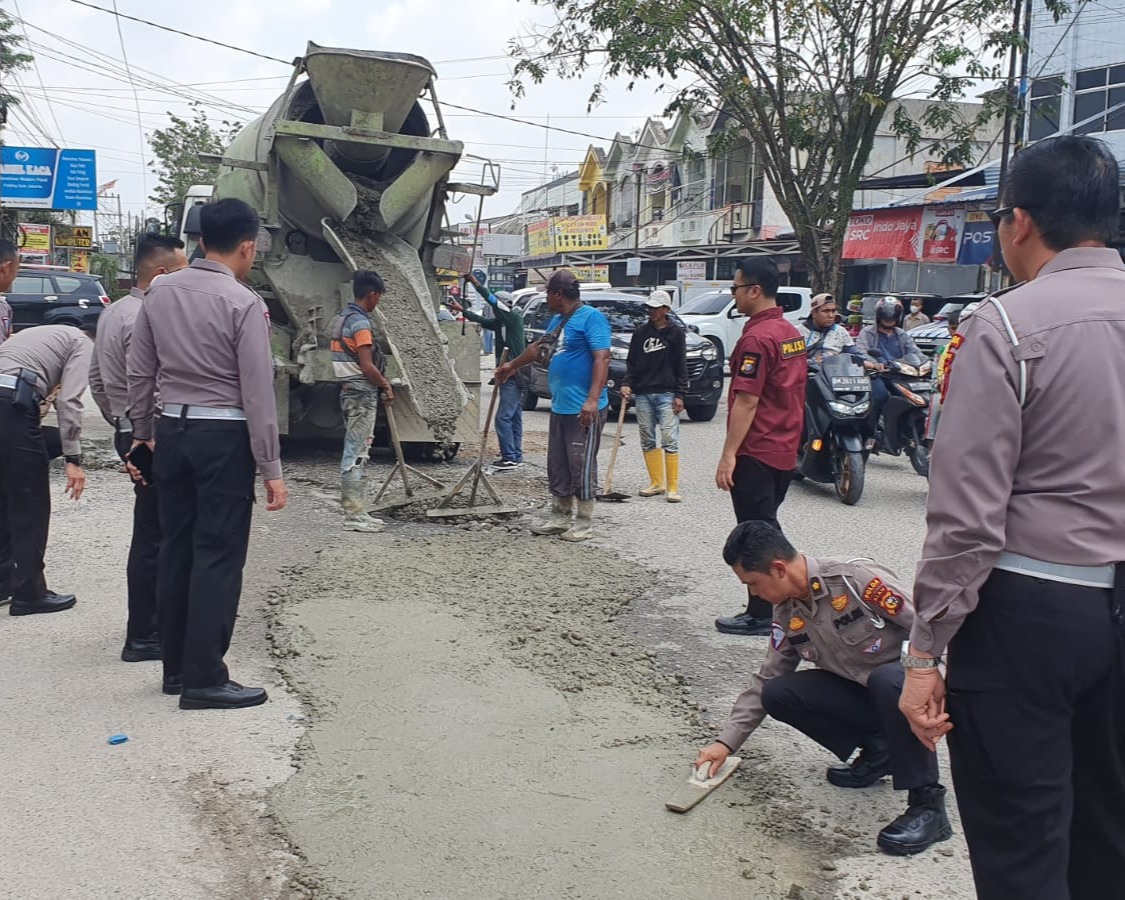 Dirlantas Polda Riau Bersama PJU Lakukan Pengecoran Jalan Yang Berlubang di Sepanjang Jalan Paus