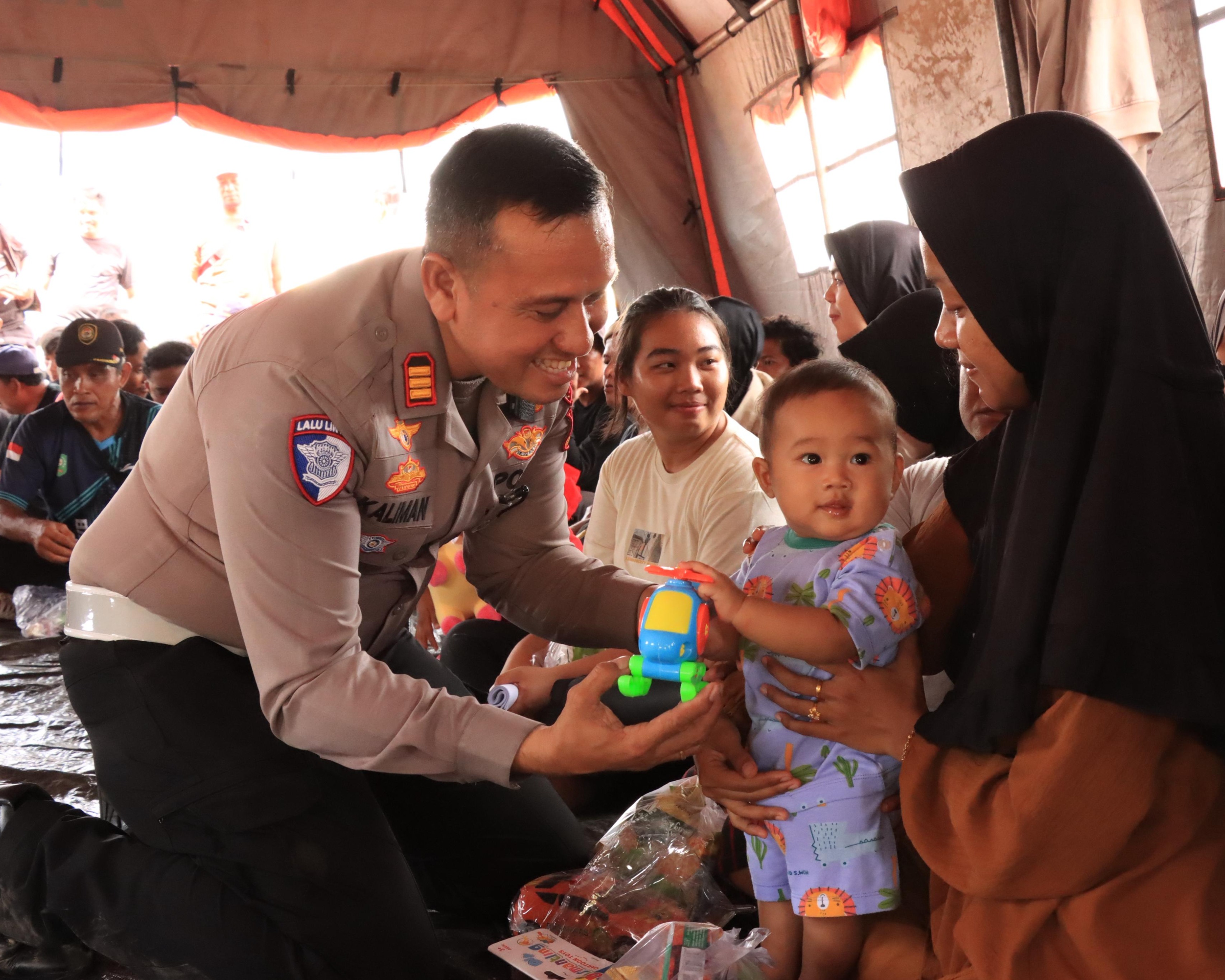 Pulihkan Luka Psikologis Pasca Kerusuhan, Polres Siak Gelar Trauma Healing Untuk Korban di Tenda Pengungsian PT SSL
