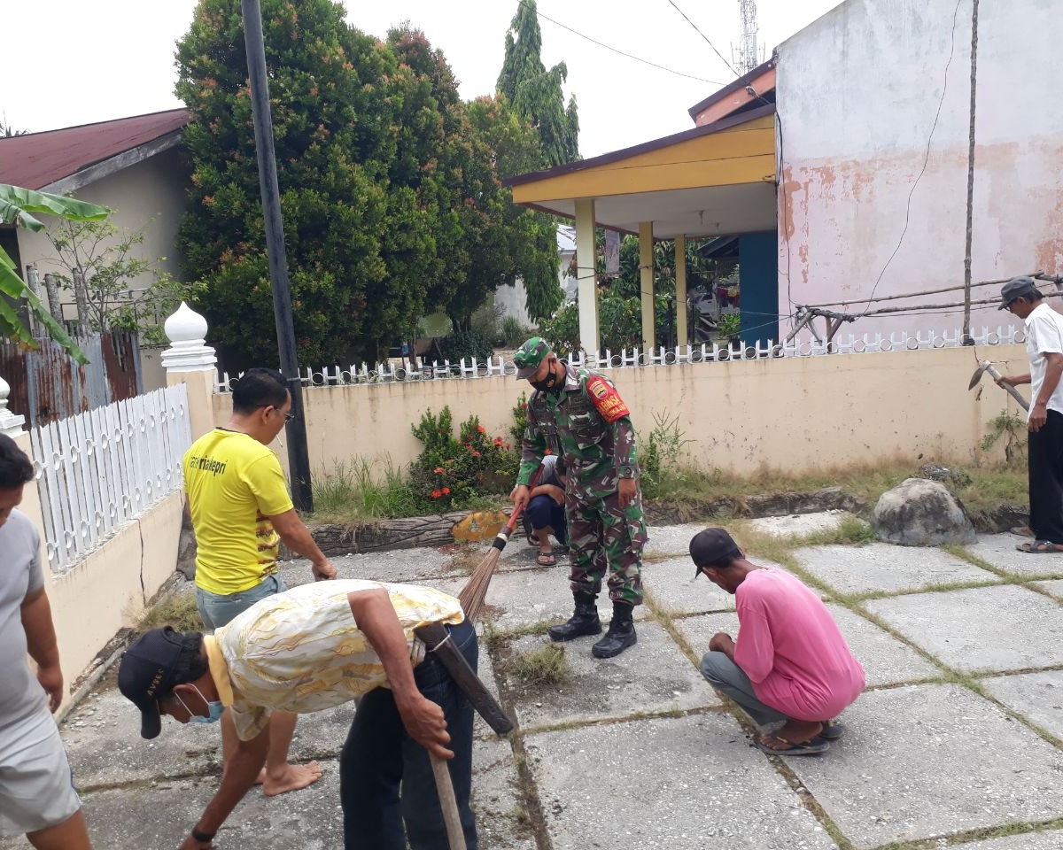 Sambut Hari Raya Idul Adha, Babinsa Kodim 0301/PBR Laksanakan Goro Bersama Warga di Halaman Masjid Al Ihsan