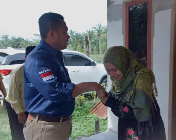 Bupati Kampar Menyerahkan Rumah Layak Huni Kepada Tiga Anak Yatim Piatu di Desa Suka Mulia
