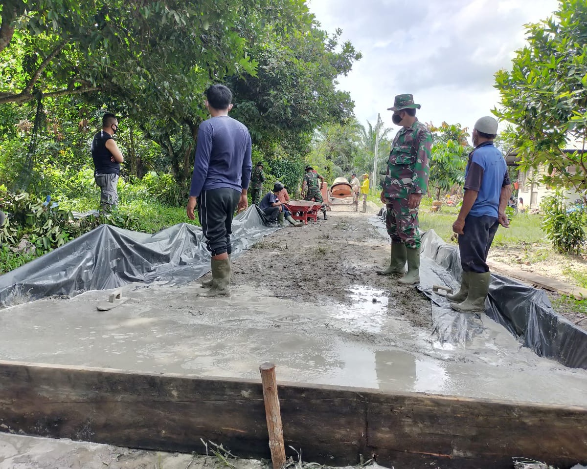 Personil Kodim 0301/PBR Bersama Warga RT 02 Kelurahan Tebing Tinggi Okura Terus Gesa Penyelesaian Kegiatan Pada Sasaran 6 TMMD Ke 108