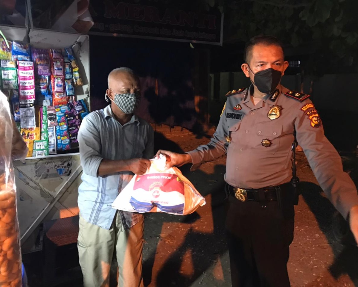 Ringkankan Beban Masyarakat Yang Terdampak Pandemi Covid-19, Kapolsek Sukajadi Serahkan Bantuan Sosial Kepada Para Pedagang