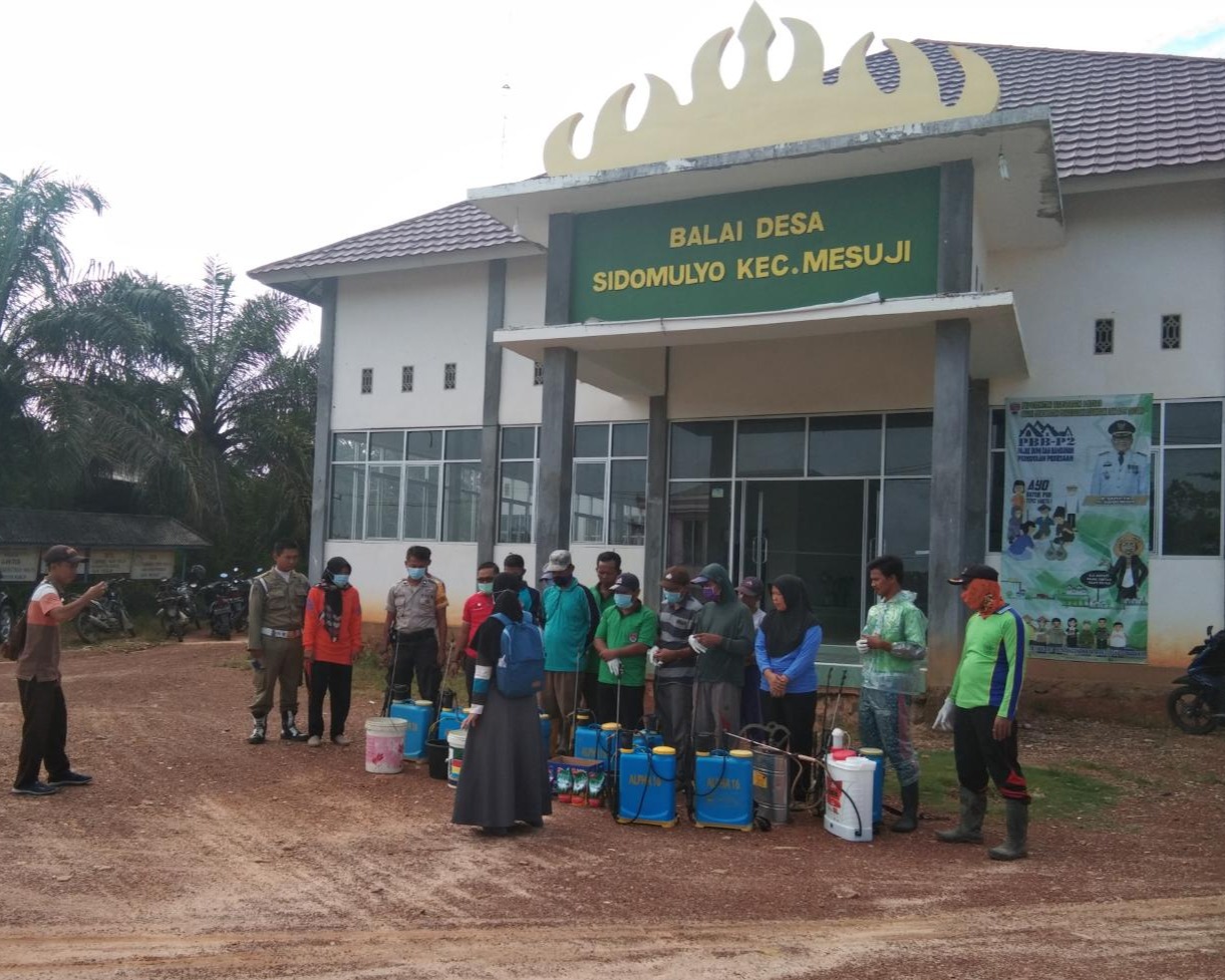 Pencegahan Covid-19, Perangkat Desa Sido Mulyo Lakukan Penyemprotan di Lokasi Fasilitas Umum