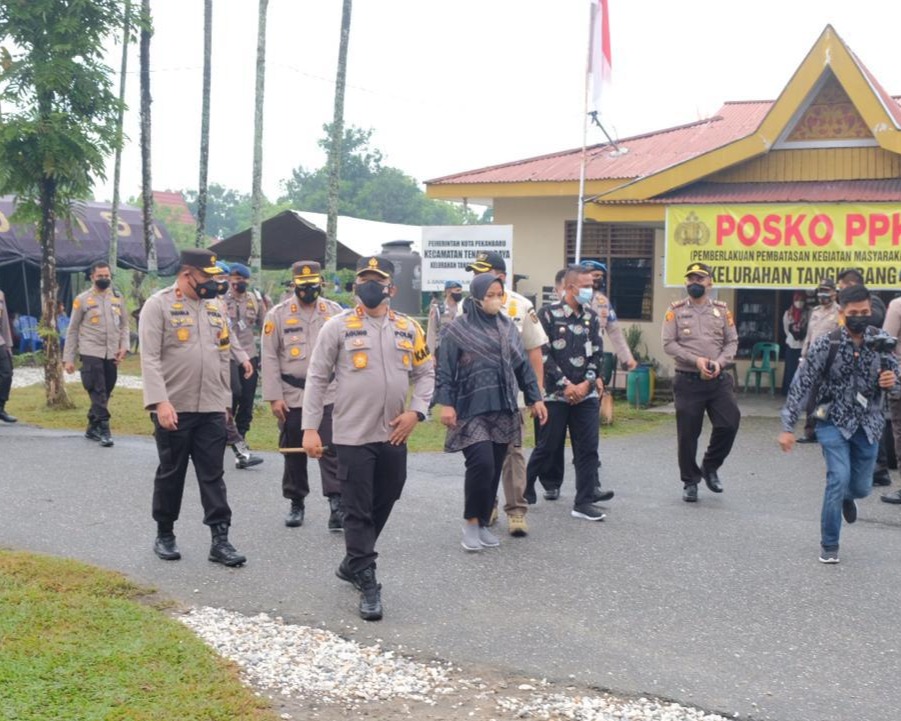 Berikan Bansos dan Gelar Vaksinasi, Kapolda Riau: Kolaborasi dan Sinergi Mampu Tangani Covid-19