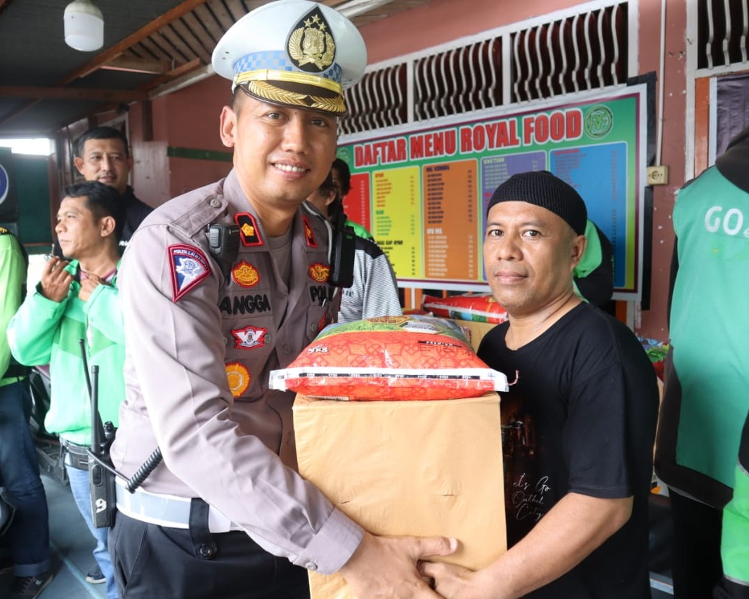 Kapolresta Pekanbaru Salurkan Bansos Kepada Pengendara Ojek Online