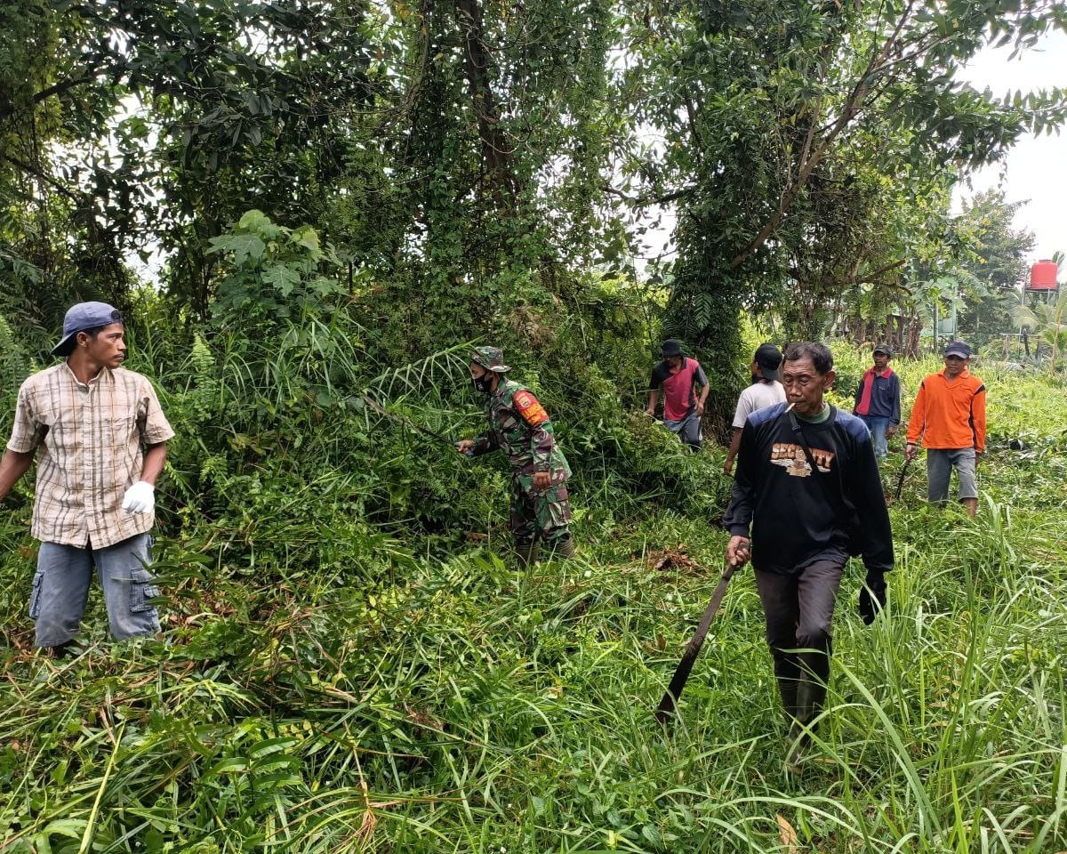 Bersama Warga Babinsa Kodim 0301/PBR Laksanakan Gotong Royong Pembuatan Jalan Baru
