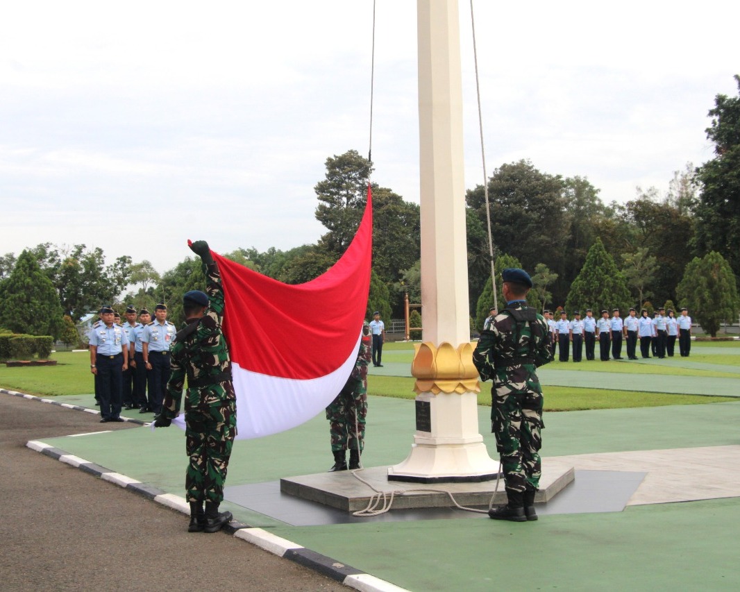 Kapen Kodau I Pimpin Upacara Bendera Mingguan