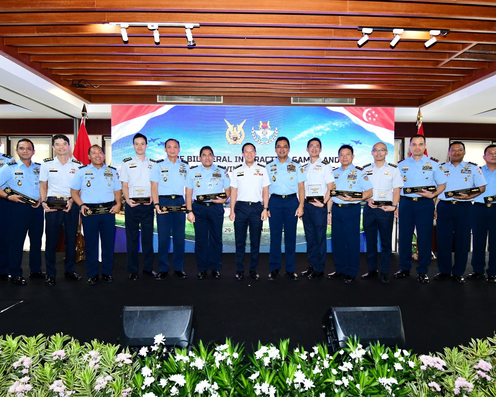 Pangkodau I Terima Honorary Wing Dari Chief Of Staff RSAF