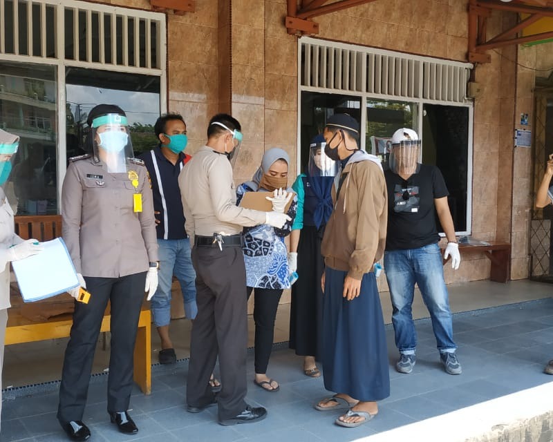 Antisipasi Penyebaran Covid-19, Kepala Sekretariat Posko Terpadu Lampura Lakukan Pengecekan Suhu Tubuh Serta Penyemprotan Disinfektan Kepada Santri Yang Baru Tiba Dari Luar Kota 
