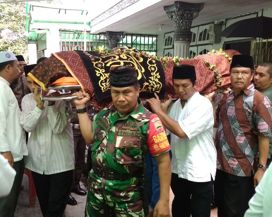 Babinsa Kodim 0301/Pekanbaru Melayat Ke Rumah Duka Seorang Tokoh Masyarakat Wilayah Binaannya