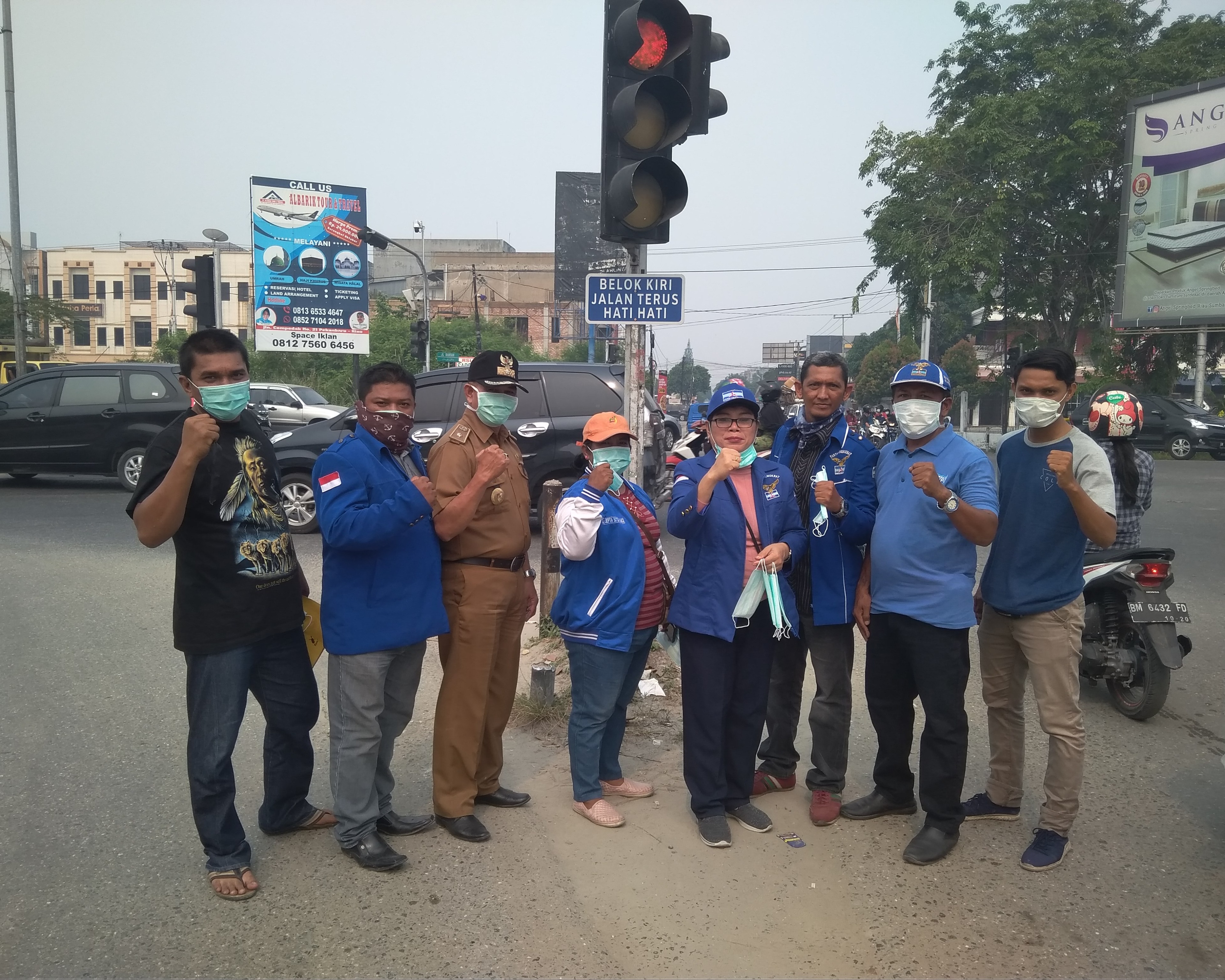 Anggota DPRD Kota Pekanbaru  Jepta Sitohang Laksanakan Bagi - Bagi Masker Untuk Warga Kecamatan Payung Sekaki