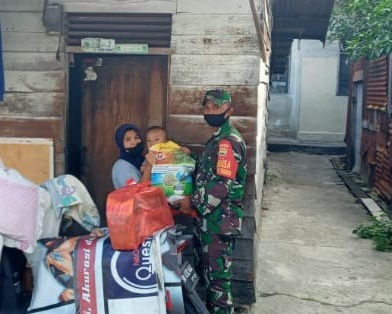 Personil Babinsa Kodim 0301/PBR Salurkan Paket Sembako Kepada Warga Yang Kurang Mampu di Kelurahan Padang Terubuk