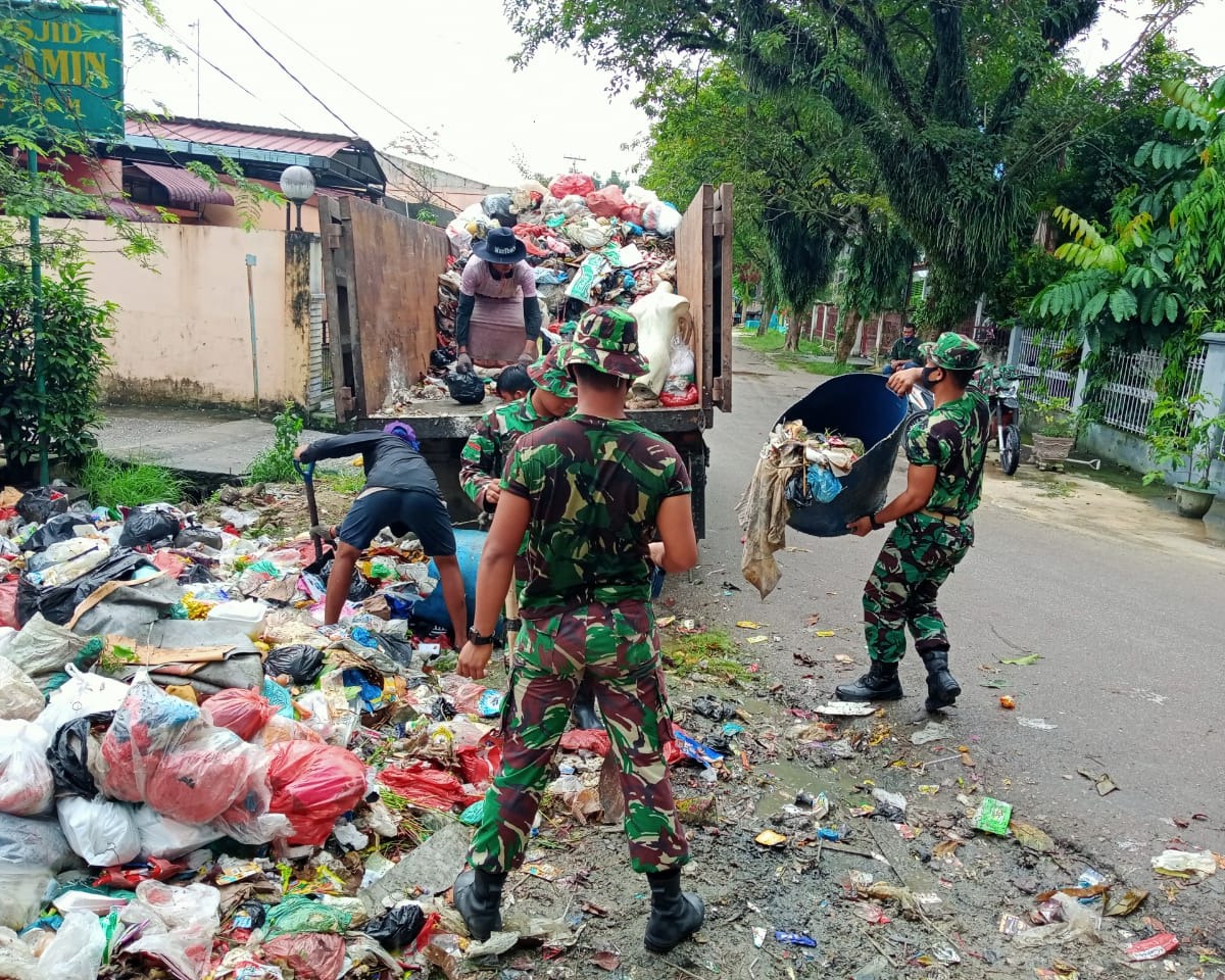 Babinsa Kodim 0301/PBR Laksanakan Giat Satgas Lingkungan Asri Pembersihan Sampah Untuk Ciptakan Kota Pekanbaru Bebas Sampah